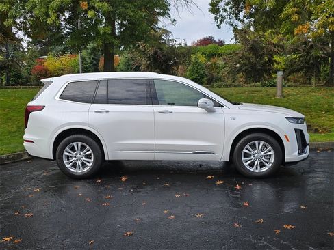 New 2025 Cadillac XT6 Luxury image 6