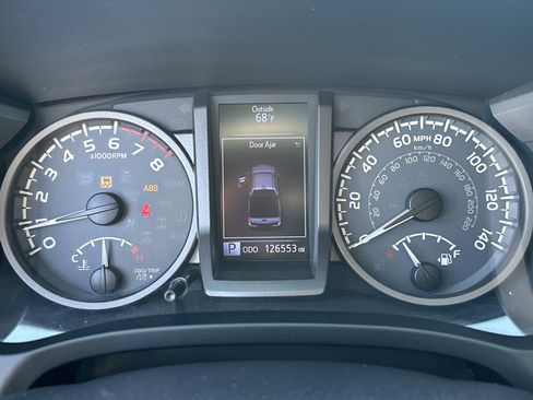 Used 2016 Toyota Tacoma TRD Off-Road w/ Premium & Technology Package AWD/4WD image 26
