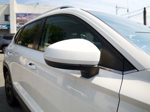 Used 2025 Volkswagen Taos SE w/ Panoramic Sunroof Package FWD image 10