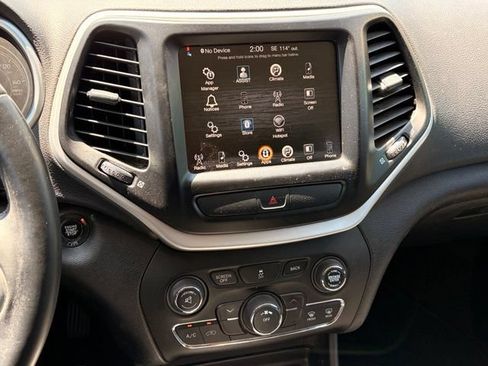 Used 2018 Jeep Cherokee Latitude Plus FWD image 16