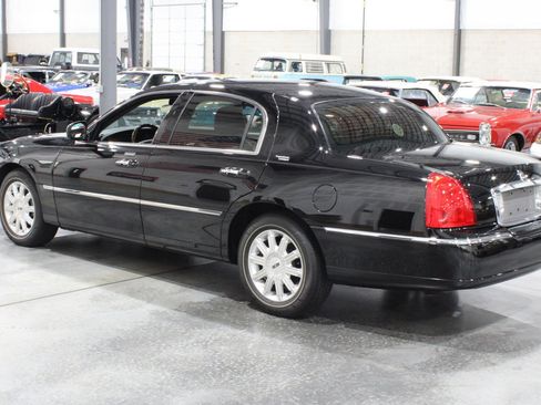 Used 2006 Lincoln Town Car Signature Limited RWD image 14