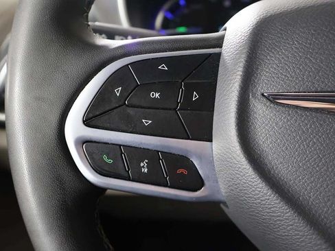 Used 2023 Chrysler Pacifica Touring-L FWD image 39