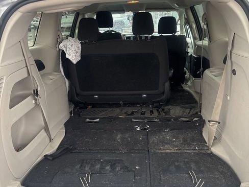 Used 2020 Chrysler Voyager L image 11