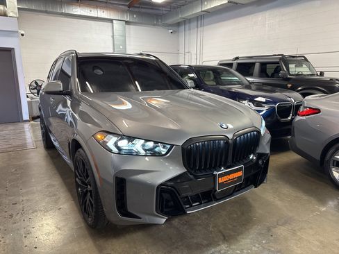 Used 2024 BMW X5 xDrive40i w/ M Sport Package image 3