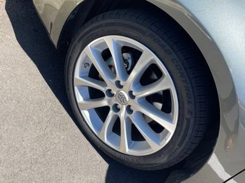 Used 2013 Toyota Avalon Limited w/ Technology Pkg FWD image 15