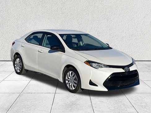 Used 2018 Toyota Corolla LE image 1