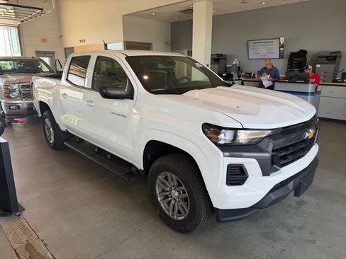 Used 2025 Chevrolet Colorado LT w/ Advanced Trailering Package AWD/4WD image 2