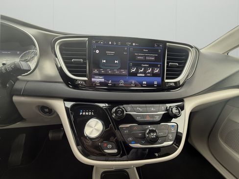 Used 2024 Chrysler Pacifica Touring-L image 16