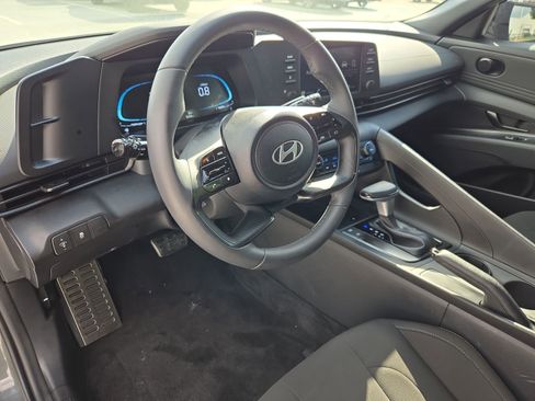 Used 2025 Hyundai Elantra Sport image 13