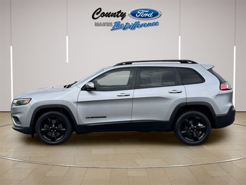 Used 2021 Jeep Cherokee Latitude Plus image 3