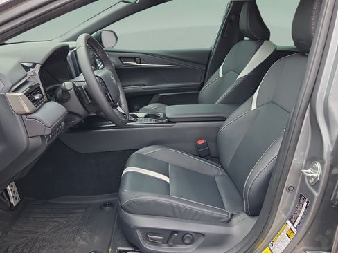 Used 2025 Toyota Camry SE w/ Convenience Package FWD image 9