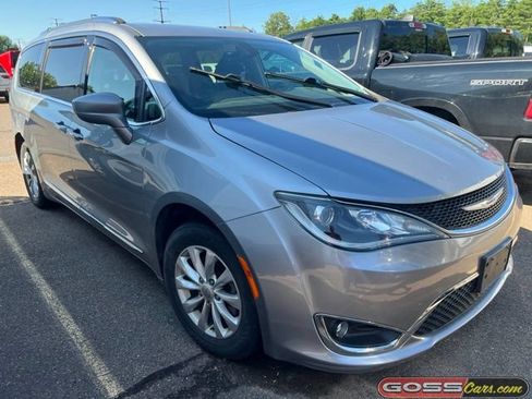 Used 2019 Chrysler Pacifica Touring-L FWD image 2