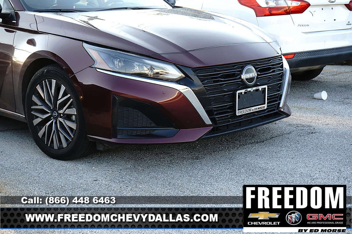 Used 2024 Nissan Altima 2.5 SV FWD image 2