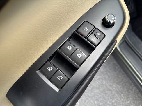 Used 2016 Toyota Highlander XLE AWD/4WD image 25