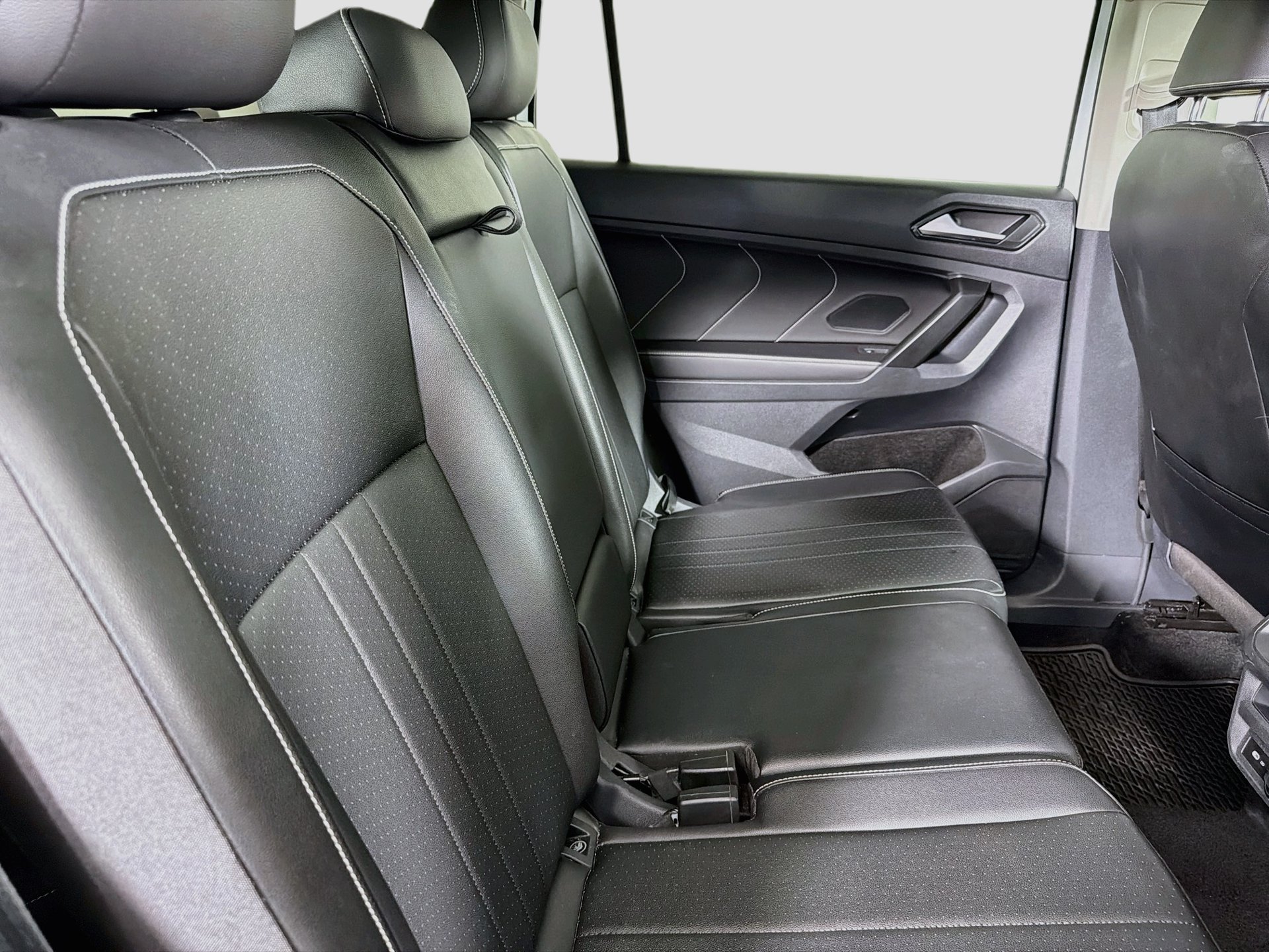 Used 2022 Volkswagen Tiguan SE w/ Panoramic Sunroof Package FWD image 28