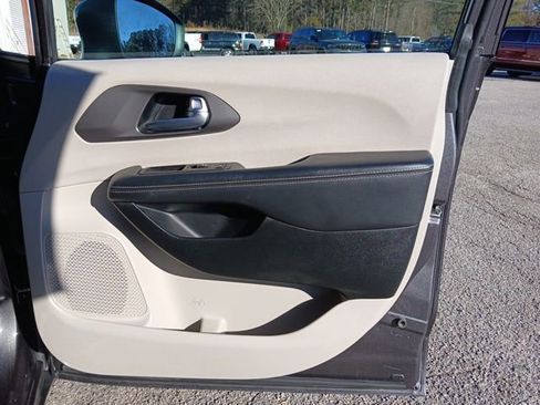 Used 2023 Chrysler Pacifica Touring-L image 27