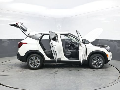 Used 2024 Kia Seltos LX AWD/4WD image 39