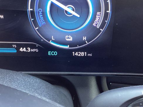 Used 2025 Hyundai Elantra SEL FWD image 3