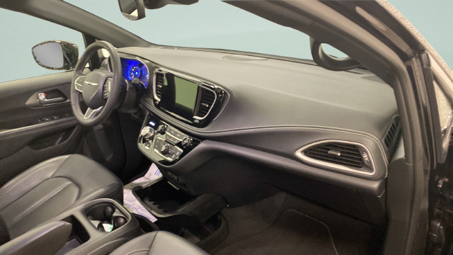 Used 2025 Chrysler Pacifica Select FWD image 29