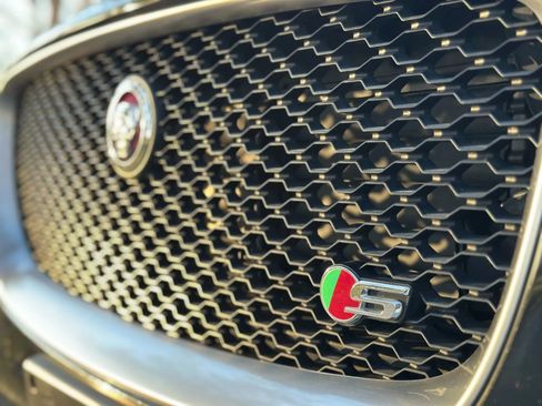 Used 2018 Jaguar F-PACE S image 27