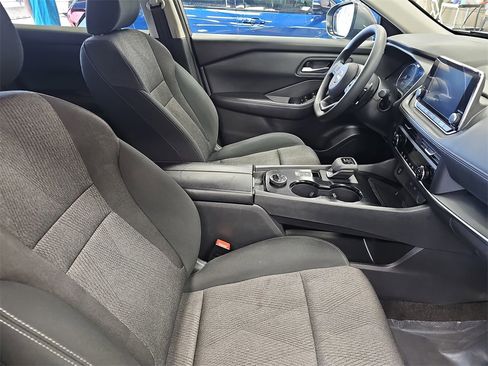 Used 2024 Nissan Rogue SV image 10