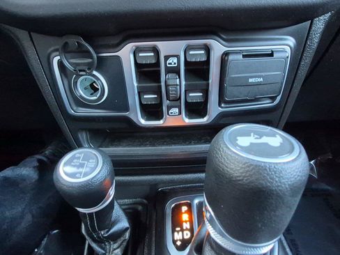 Certified 2025 Jeep Wrangler Unlimited Sahara AWD/4WD image 29