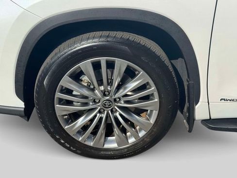 Used 2025 Toyota Highlander Platinum AWD/4WD image 10
