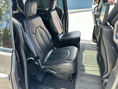 Used 2021 Chrysler Pacifica Touring-L w/ Uconnect Theater Family Group AWD/4WD image 17