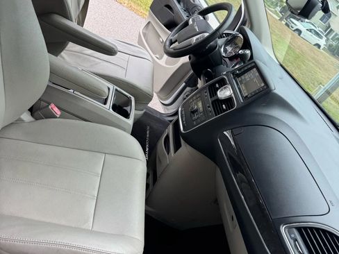 Used 2014 Chrysler Town & Country Touring image 10