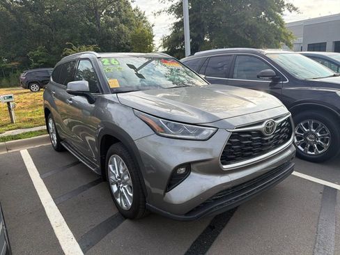 Used 2026 Toyota Highlander Limited AWD/4WD image 3