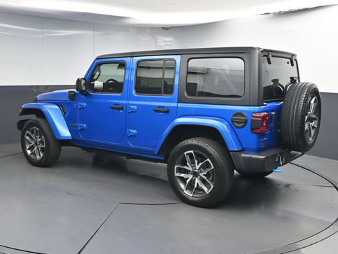 Used 2024 Jeep Wrangler Unlimited w/ Convenience Group AWD/4WD image 5