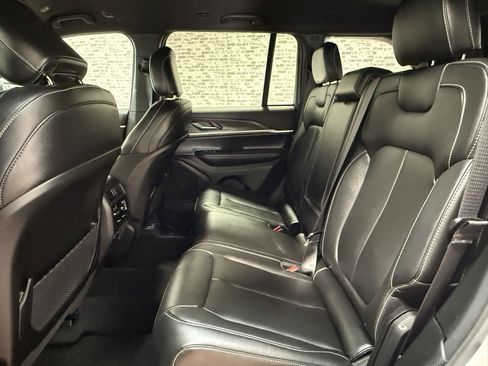 Used 2025 Jeep Grand Cherokee Limited image 17