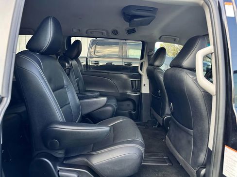 Used 2017 Toyota Sienna SE image 12