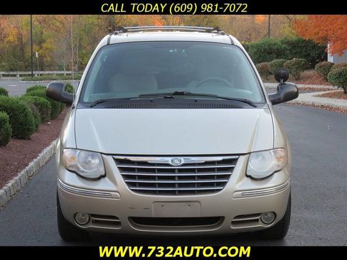 Used 2006 Chrysler Town & Country Limited w/ Trailer Tow Prep Group image 5