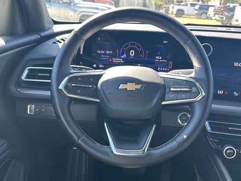 Used 2025 Chevrolet Traverse LT image 24