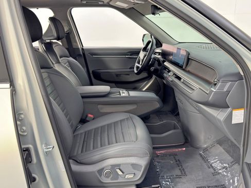 Used 2024 Kia EV9 Land image 16