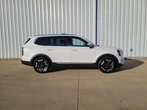 Used 2023 Kia Telluride EX w/ EX Captain's Chair Package image 5