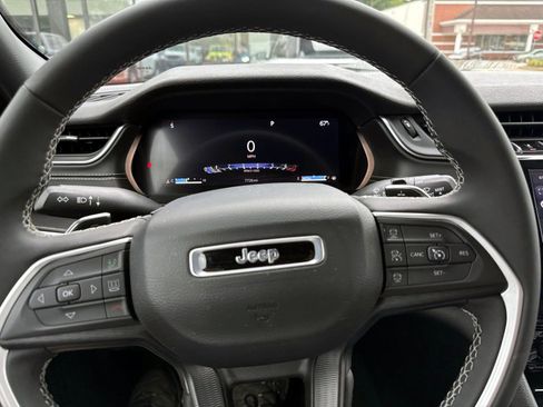 Used 2025 Jeep Grand Cherokee Laredo X image 16