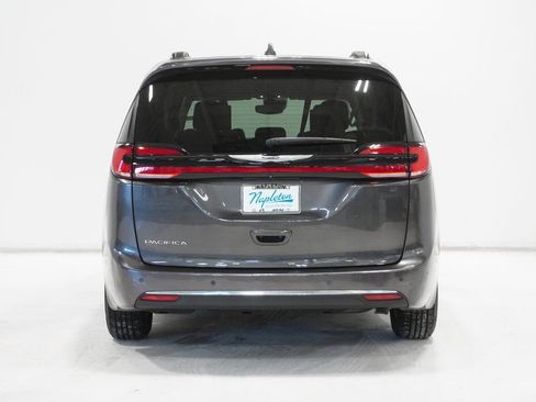 Used 2022 Chrysler Pacifica Touring-L w/ Uconnect Theater Family Group image 6
