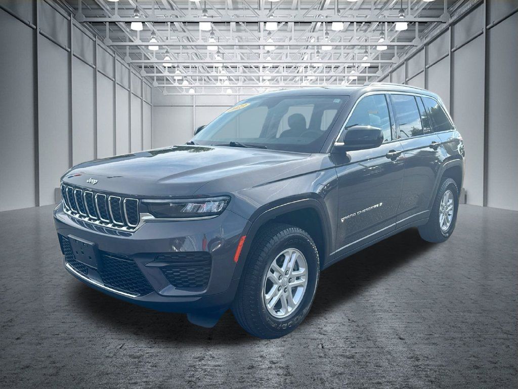 Used 2023 Jeep Grand Cherokee Laredo AWD/4WD image 3