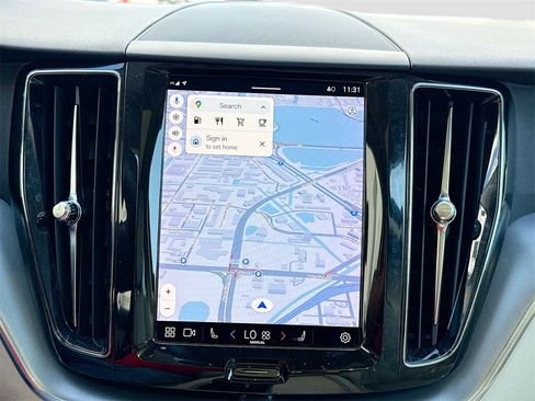 Used 2022 Volvo XC60 B5 Momentum image 14