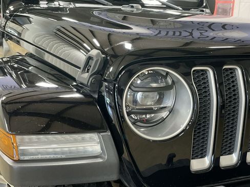 Used 2018 Jeep Wrangler Unlimited Sahara AWD/4WD image 10