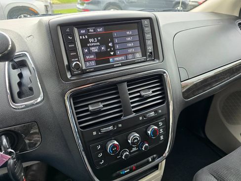 Used 2018 Dodge Grand Caravan SE w/ UConnect Hands-Free Group FWD image 16