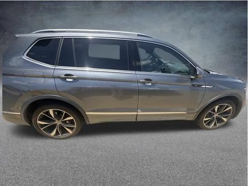 Used 2022 Volkswagen Tiguan SEL R-Line AWD/4WD image 3