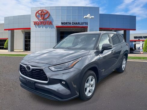 Used 2024 Toyota Highlander LE image 6