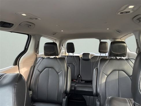 Used 2024 Chrysler Pacifica Touring-L image 15