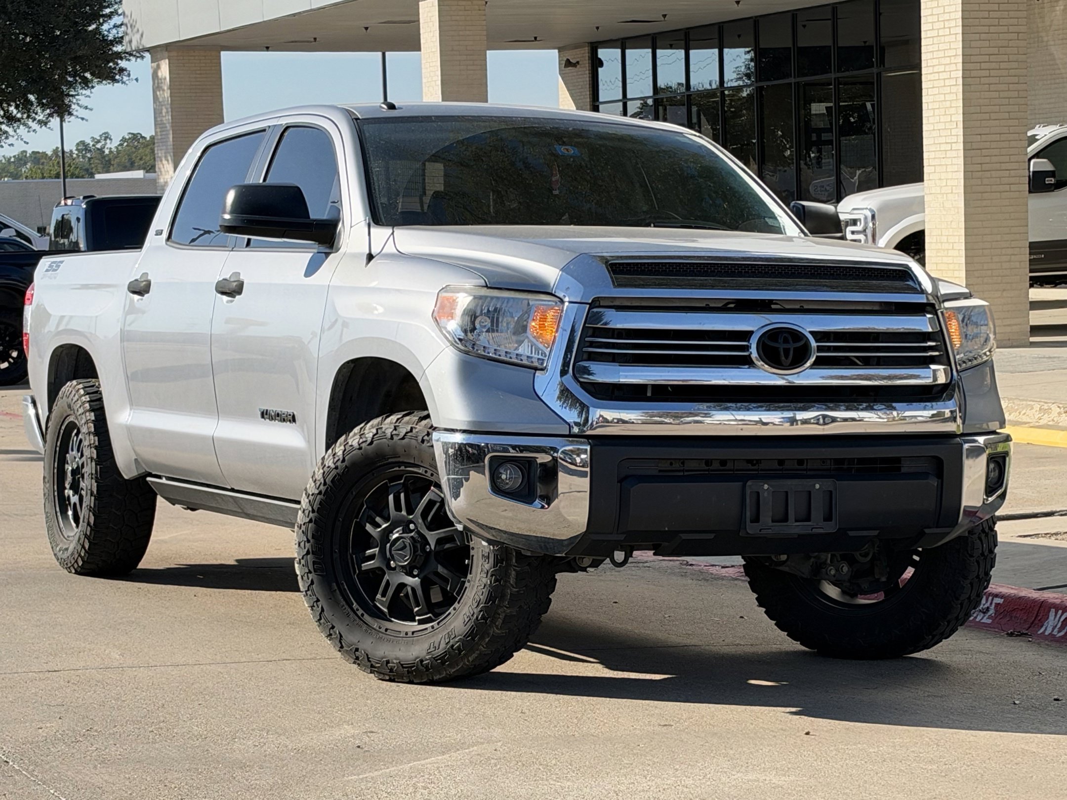 Used 2017 Toyota Tundra SR5 w/ SR5 Upgrade Package RWD image 2
