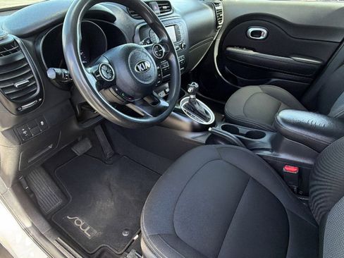 Used 2017 Kia Soul + image 10
