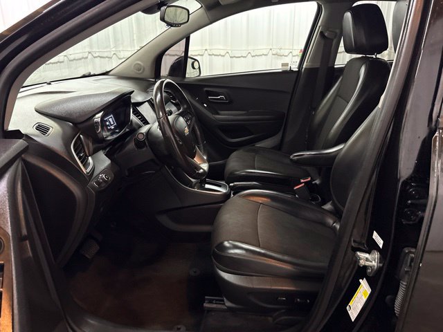 Used 2021 Chevrolet Trax LT w/ Midnight Edition FWD image 23