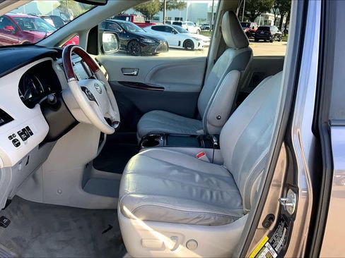 Used 2011 Toyota Sienna Limited image 7